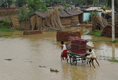 more than 300 people died, what are the reason of lightning strikes in UP and Bihar, Bijli kyu girti hai