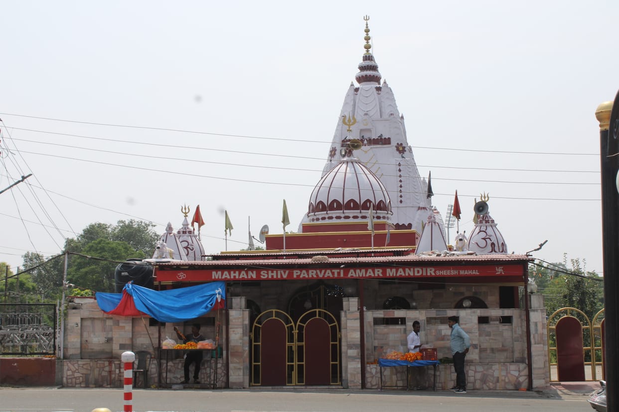 Shiva devotees missing the pagoda on the first Monday of the month of Savan