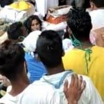 महिला की पिटाई करते लोग