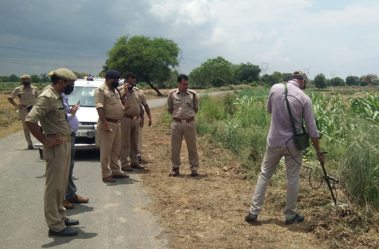 Hand grenade found on roadside