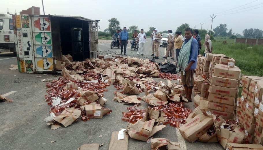 sarab se bhari pikap palti ,maut