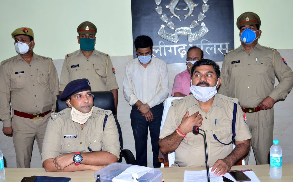 Aligarh: Father and son arrested for cheating as fake IPS