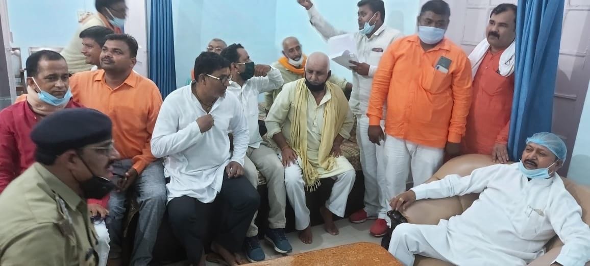 Angry BJP workers encircle CO due to case registration