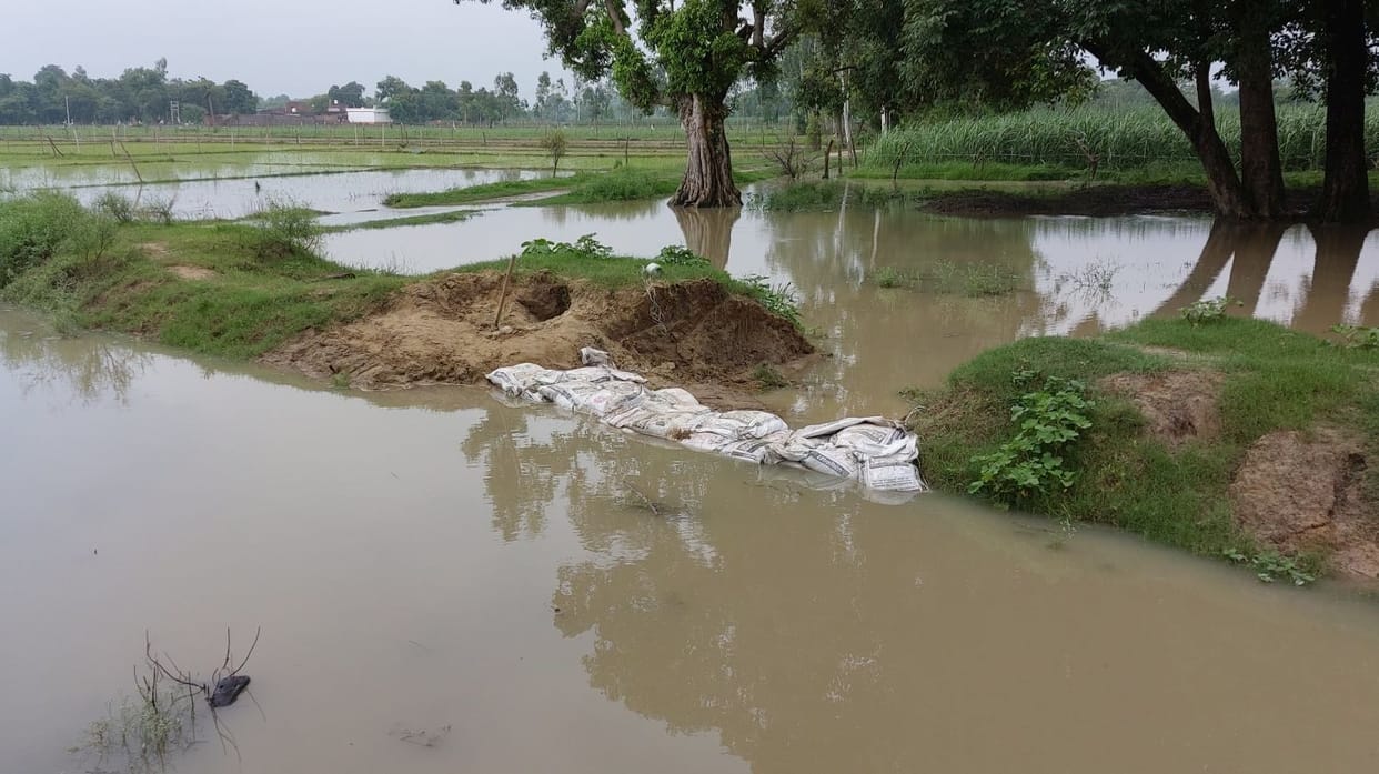 Approach of Bhoriganj Saryu bridge of Paraspur sunk