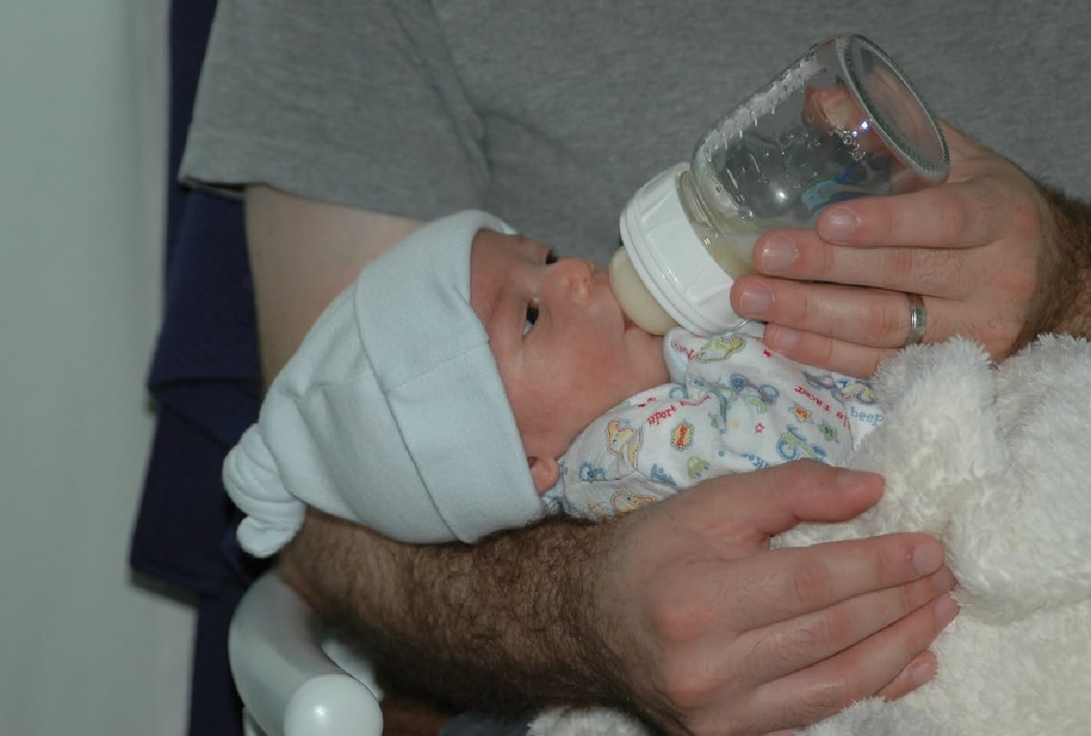 bottle feeding child care disadvantages side effects for babies
