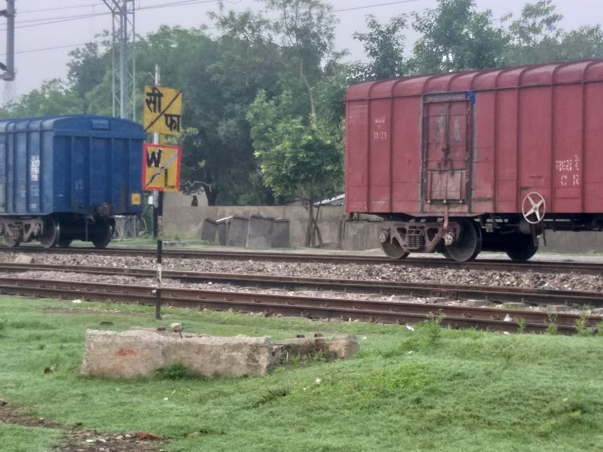 Freight train divided into two parts due to breakdown of couplings on Varanasi-Prayagraj route in jaunpur