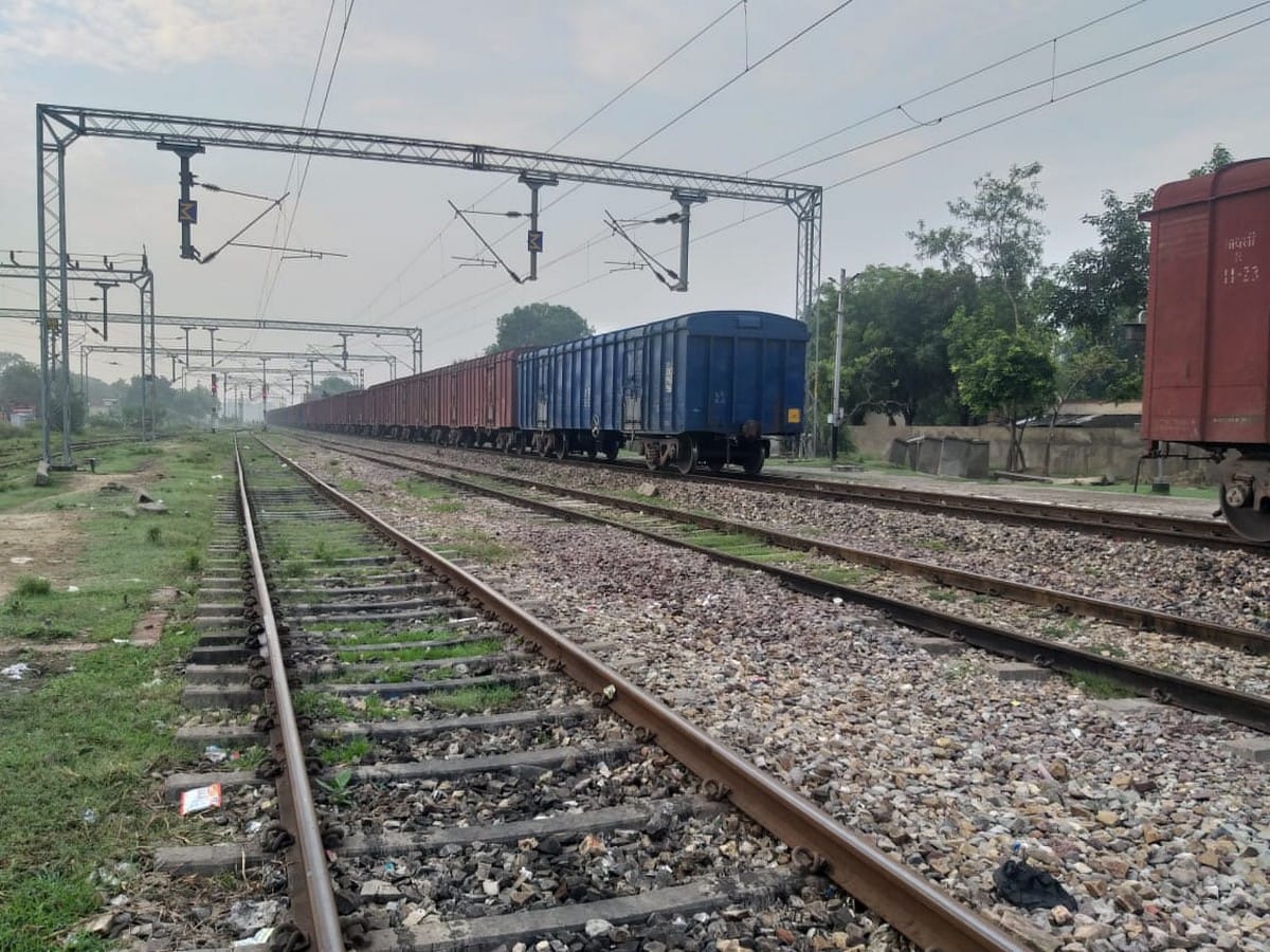 Jaunpur: The goods train stood for one and a half hours due to rail derailment, jam on Badlapur-Prayagraj road