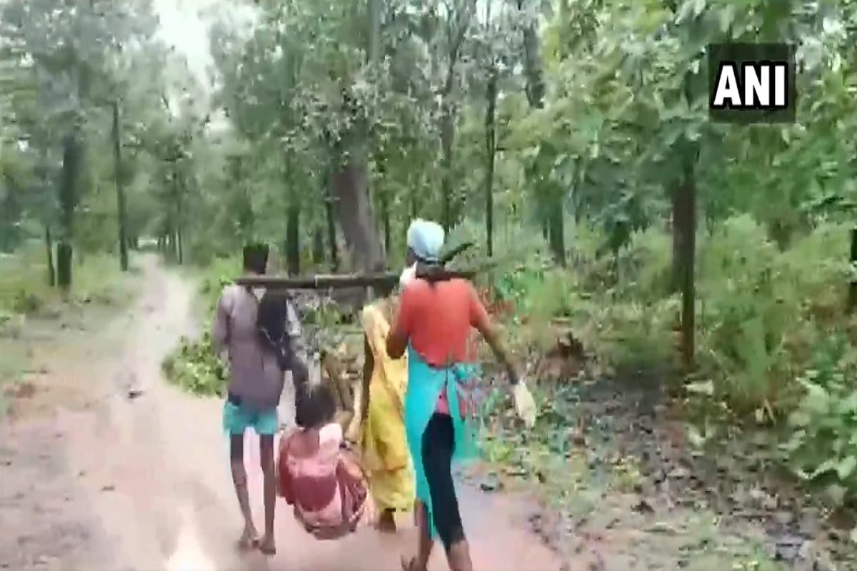 Chhattisgarh: Health care workers in Kondagaon carried pregnant woman makeshift basket take her hospital for delivery