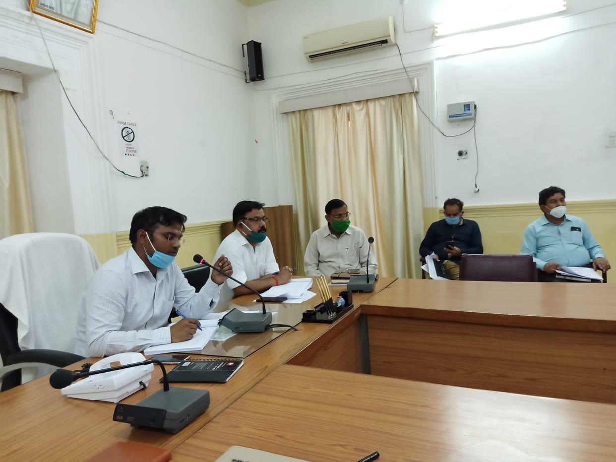 dm mirzapur meeting with officers