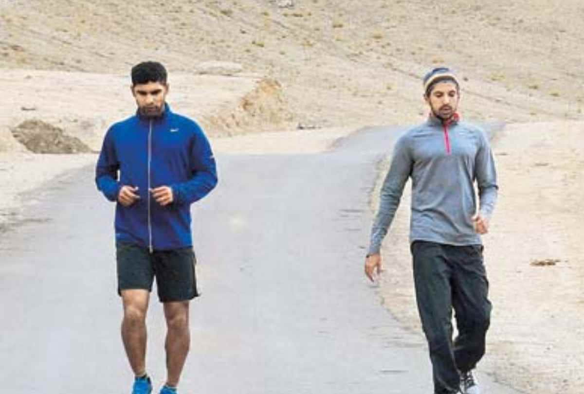 after training Farhan akhtar now aamir khan trained with Melwyn Crasto