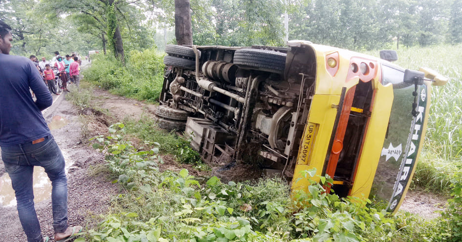 Private bus full of overturned passengers near Rapta Bridge