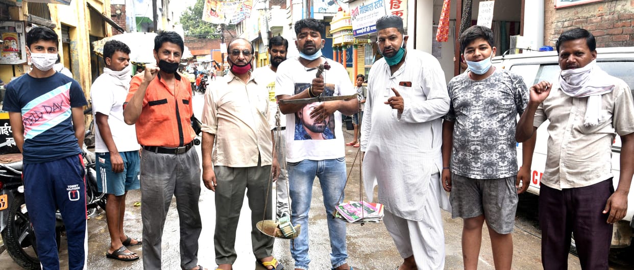 protest for school fee in chandausi
