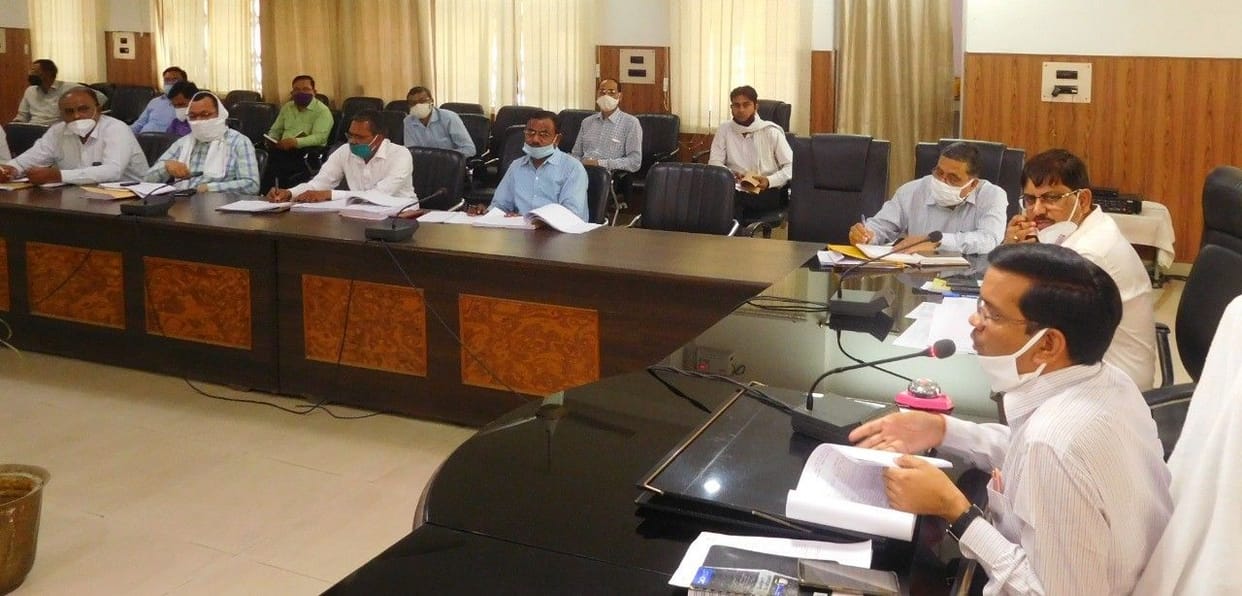Hathras: DM expressed displeasure over slow progress of construction works