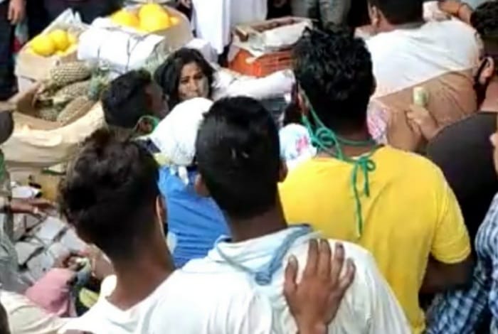 Lady Beats by People in Sector 17 Vegetable Mandi in Chandigarh