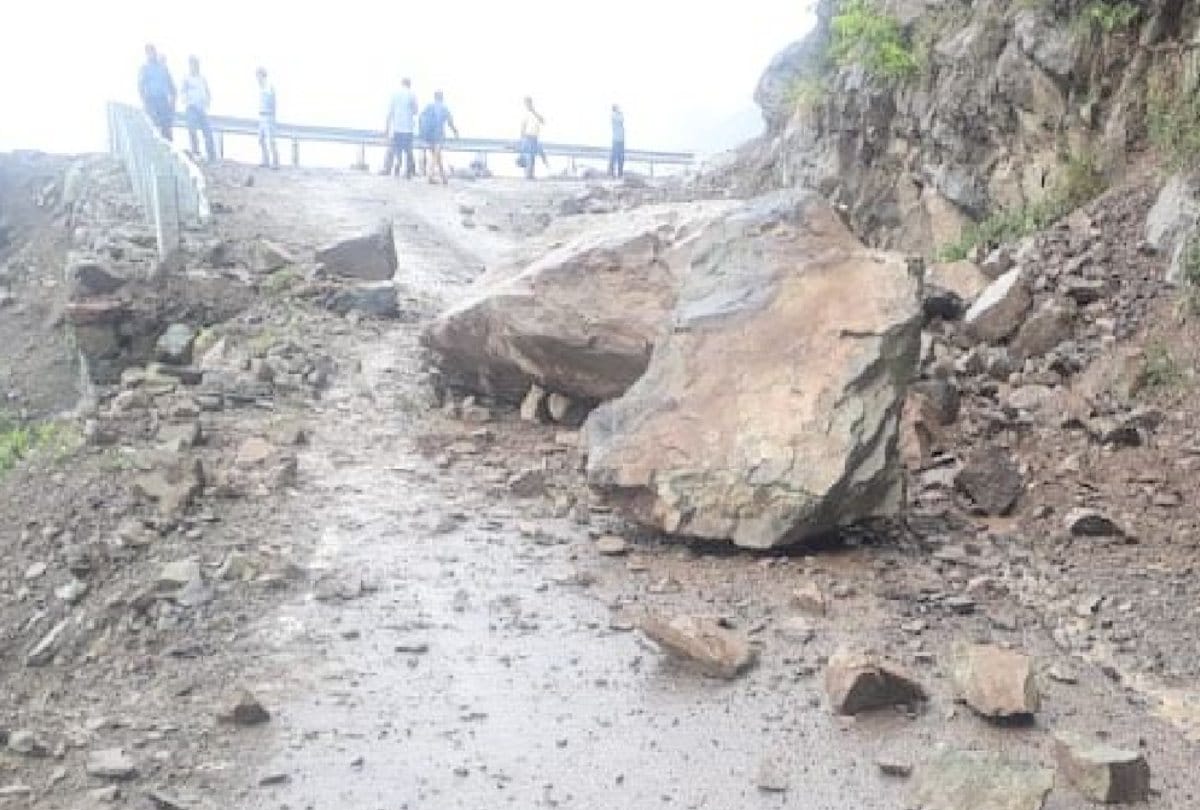 16 people killed after landslide hits passenger bus in Gilgit-Baltistan