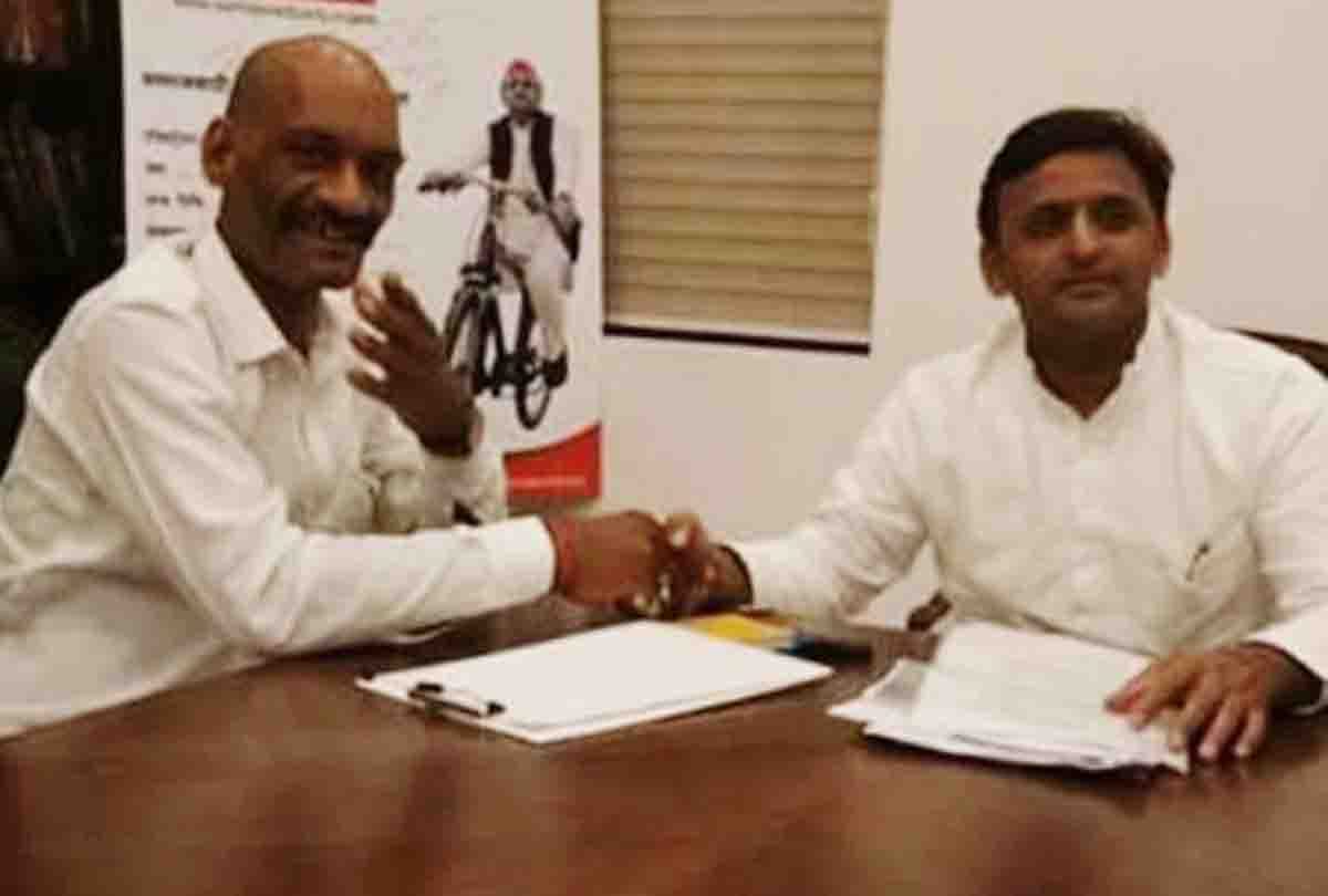 kanpur encounter news: Photo of Vikas Dubey's shooter with Akhilesh yadav goes viral