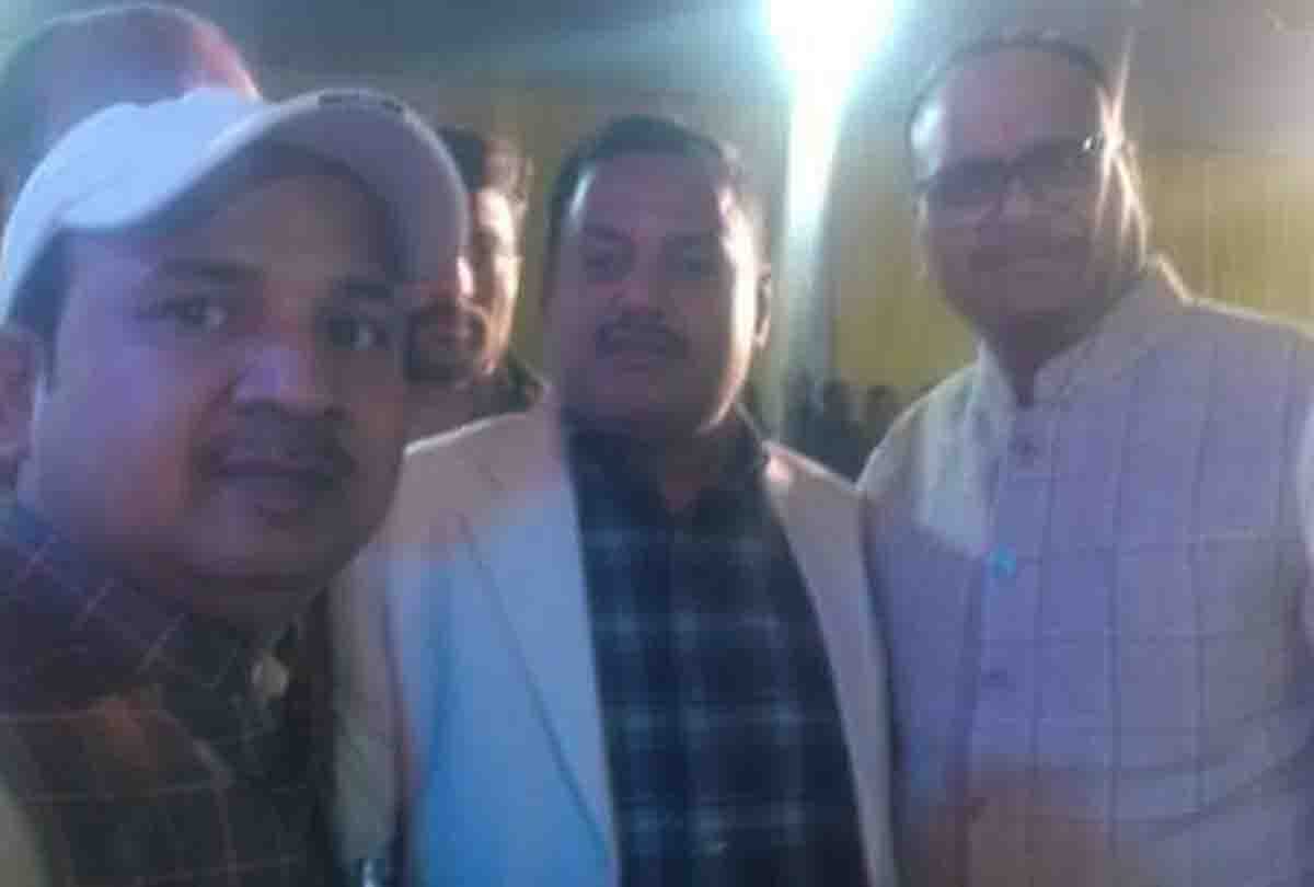 kanpur encounter news: Photo of Vikas Dubey's shooter with Akhilesh yadav goes viral