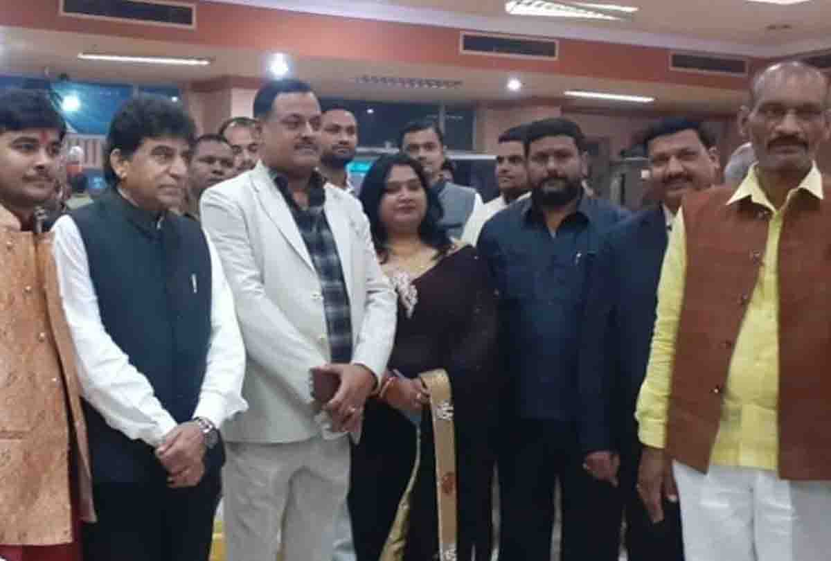kanpur encounter news: Photo of Vikas Dubey's shooter with Akhilesh yadav goes viral