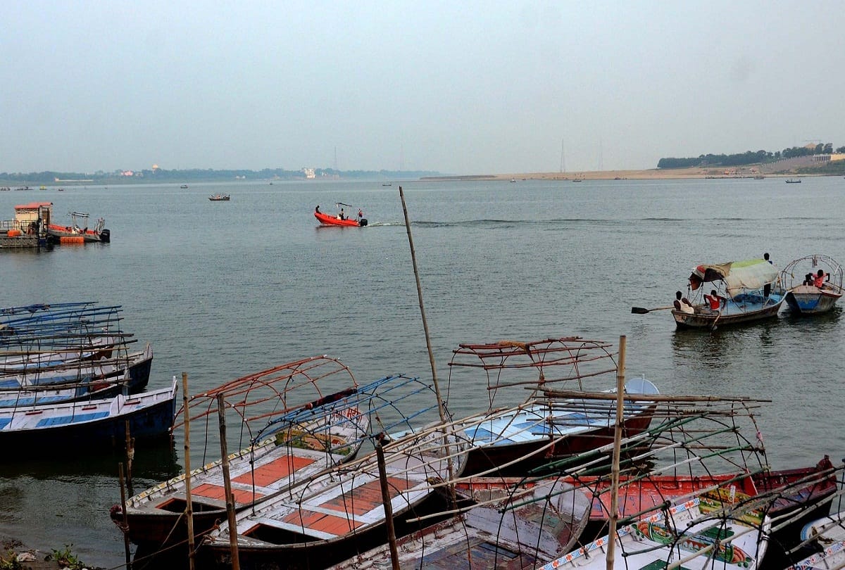 Prayagraj News: Ganga's water level rises by half meter, worries on the banks increased