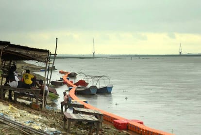 Prayagraj News: Ganga's water level rises by half meter, worries on the banks increased
