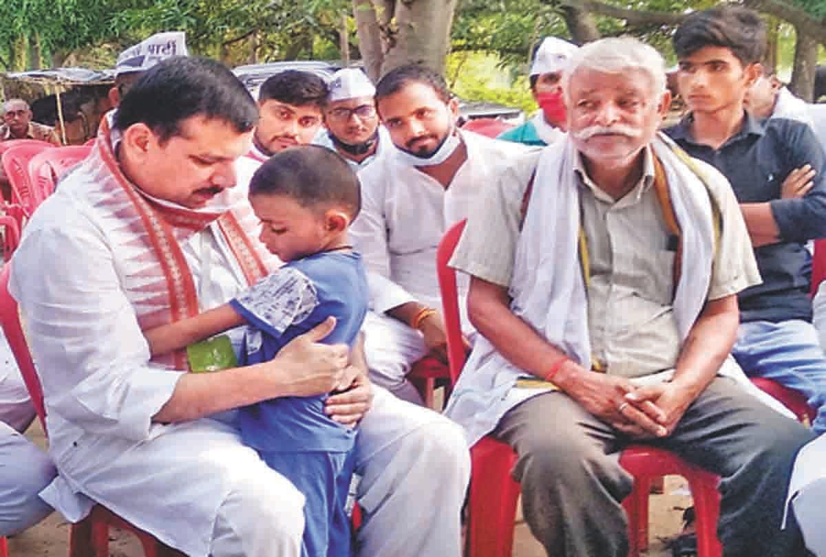 Rajya Sabha MP Sanjay Singh arrived to console the martyr's house, said - Jungleraj in UP