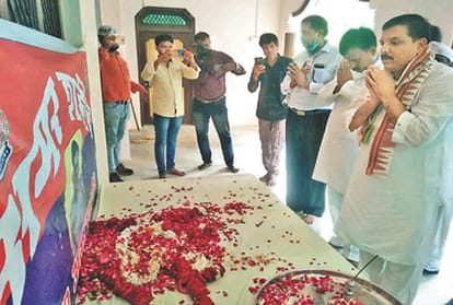 Rajya Sabha MP Sanjay Singh arrived to console the martyr's house, said - Jungleraj in UP