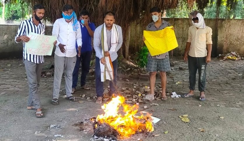 stuedents demonstrated against ugc's decision