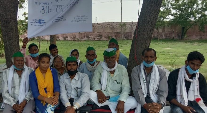protest for money by farmers in auraiya