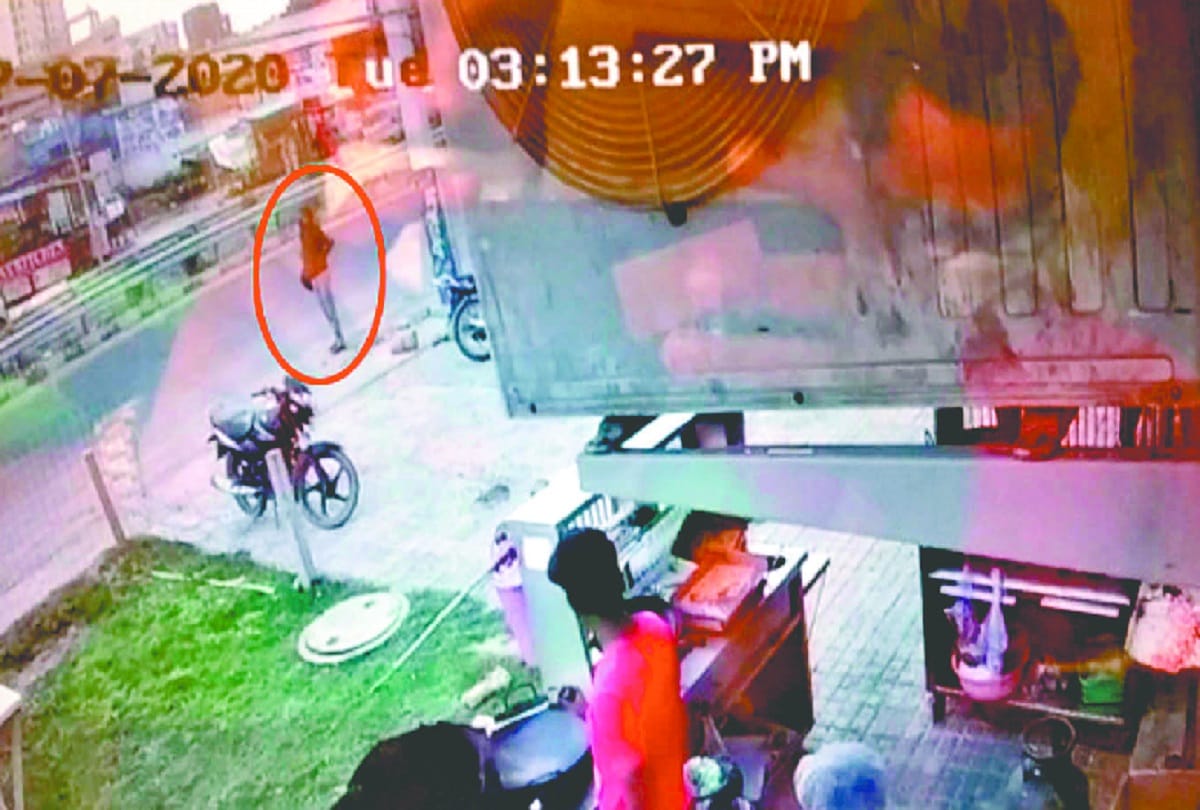 Vikas escaped by sitting in auto from outside the Indra complex of faridabad