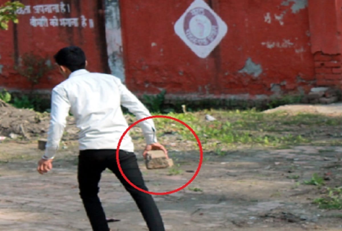 violence seen in CCTV, killing of a young man with stones in rupee transaction in delhi