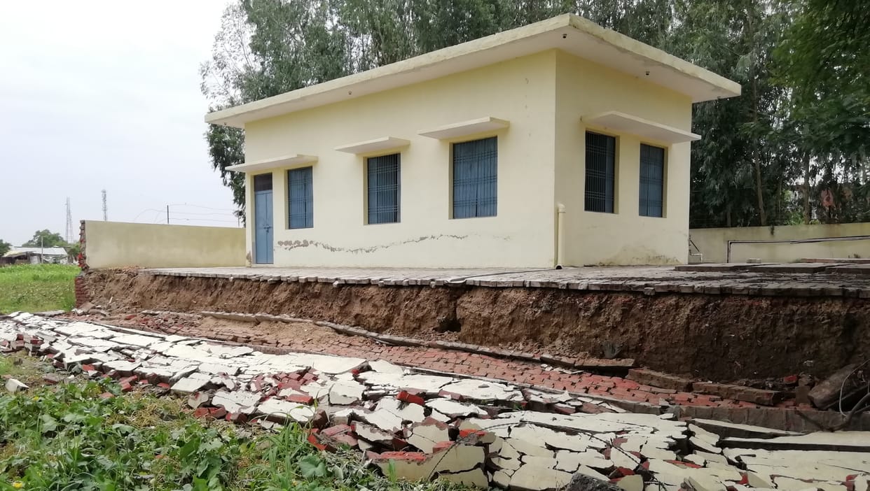 Panchayat house wall collapsed in first rain