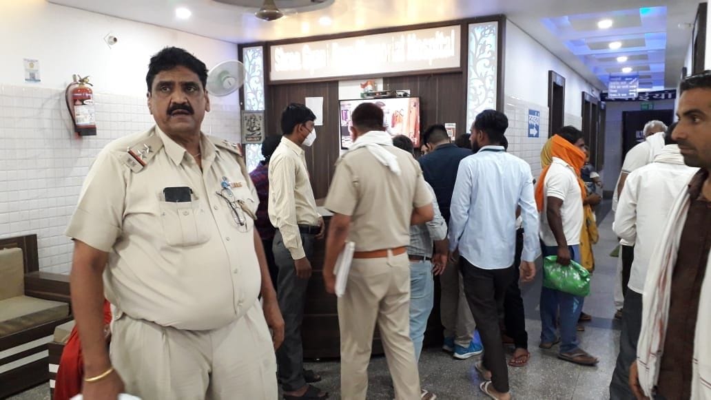 Two young men attacked the doctor of a private hospital