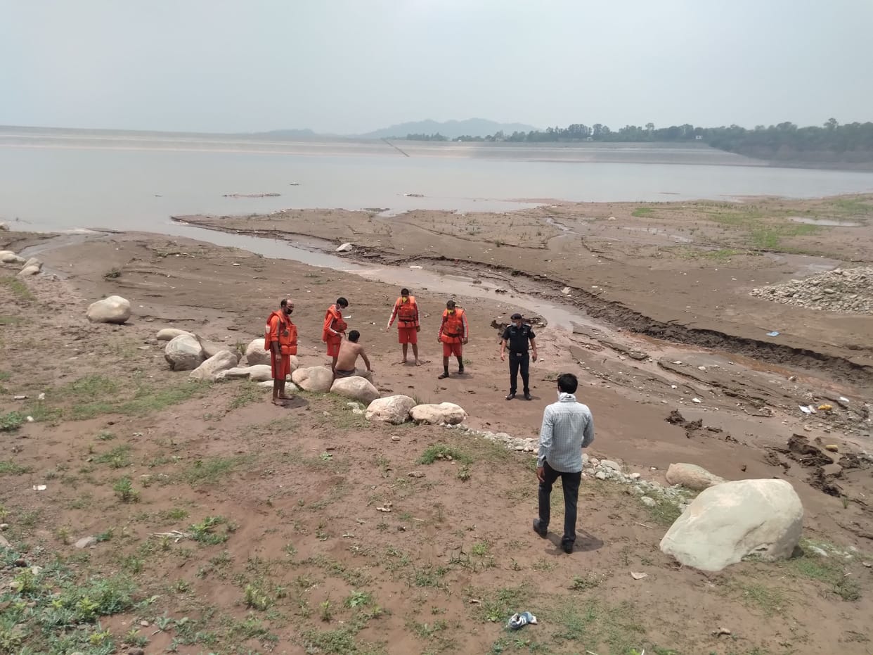 A person who calls himself a doctor of Chandigarh jumped into Kaushalya Dam