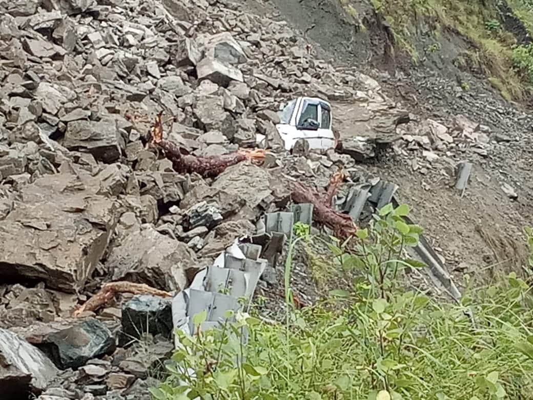 landslide on badrinath highway at shri nagar, one vehicle buried