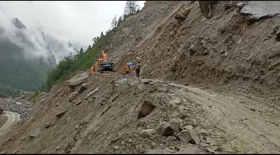 landslide on badrinath highway at shri nagar, one vehicle buried