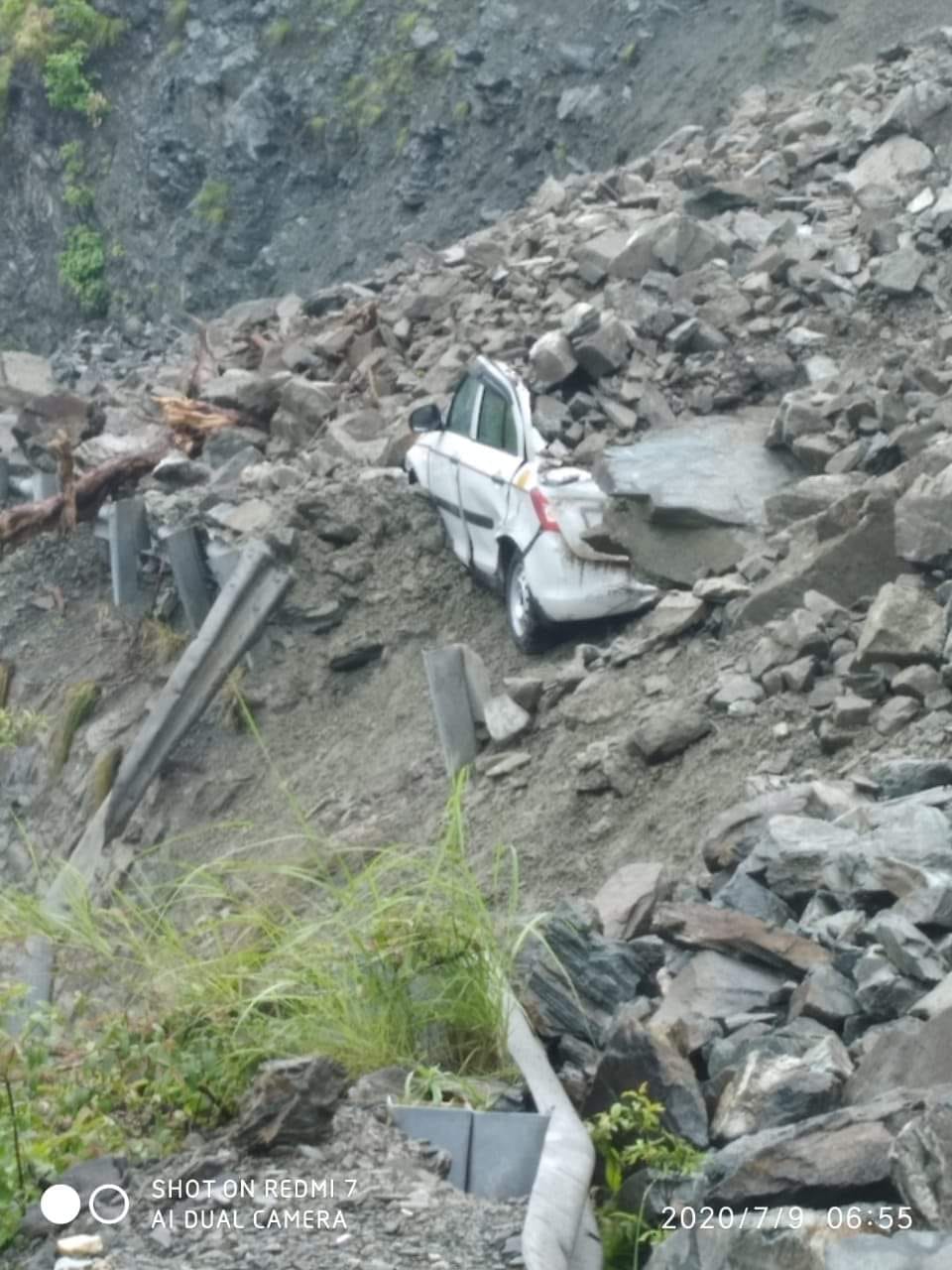 landslide on badrinath highway at shri nagar, one vehicle buried