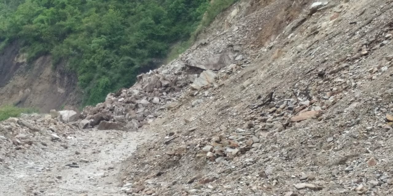 uttarakhand weather today update: due to heavy rain road broken car stuck between road