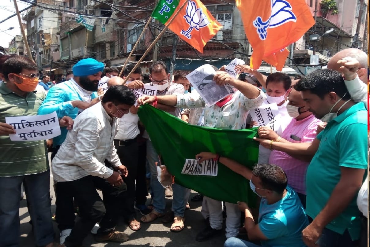 bjp leader Sheikh Wasim Bari, Bashir Ahmed and Omar Bari murder in bandipora jammu kashmir, bjp leaders protesting against pakistan