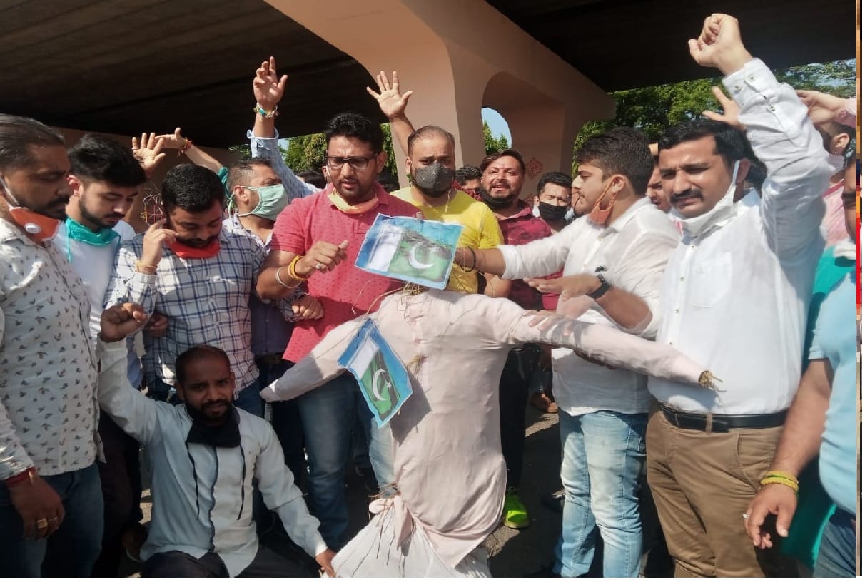 bjp leader Sheikh Wasim Bari, Bashir Ahmed and Omar Bari murder in bandipora jammu kashmir, bjp leaders protesting against pakistan