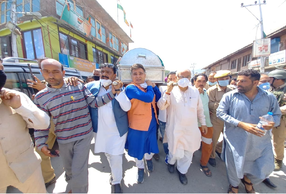 bjp leader Sheikh Wasim Bari Bashir Ahmed and Omar Bari murder in bandipora jammu kashmir, Mourning environment in Kashmir