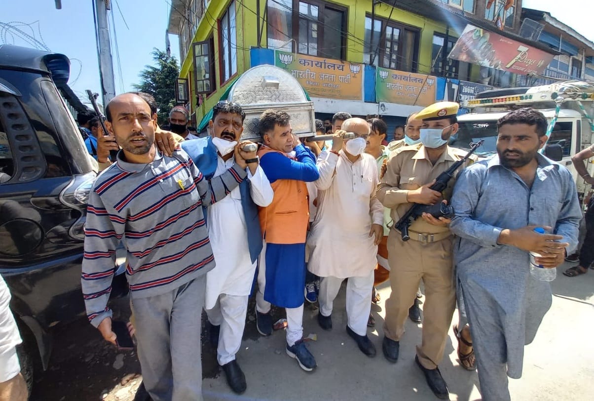 bjp leader Sheikh Wasim Bari Bashir Ahmed and Omar Bari murder in bandipora jammu kashmir, Mourning environment in Kashmir