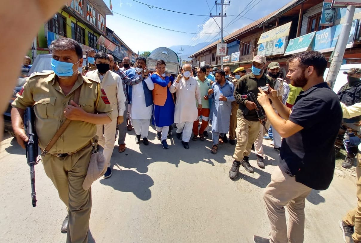 bjp leader Sheikh Wasim Bari Bashir Ahmed and Omar Bari murder in bandipora jammu kashmir, Mourning environment in Kashmir