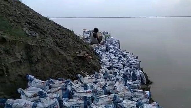 Saryu increased pressure on embankments