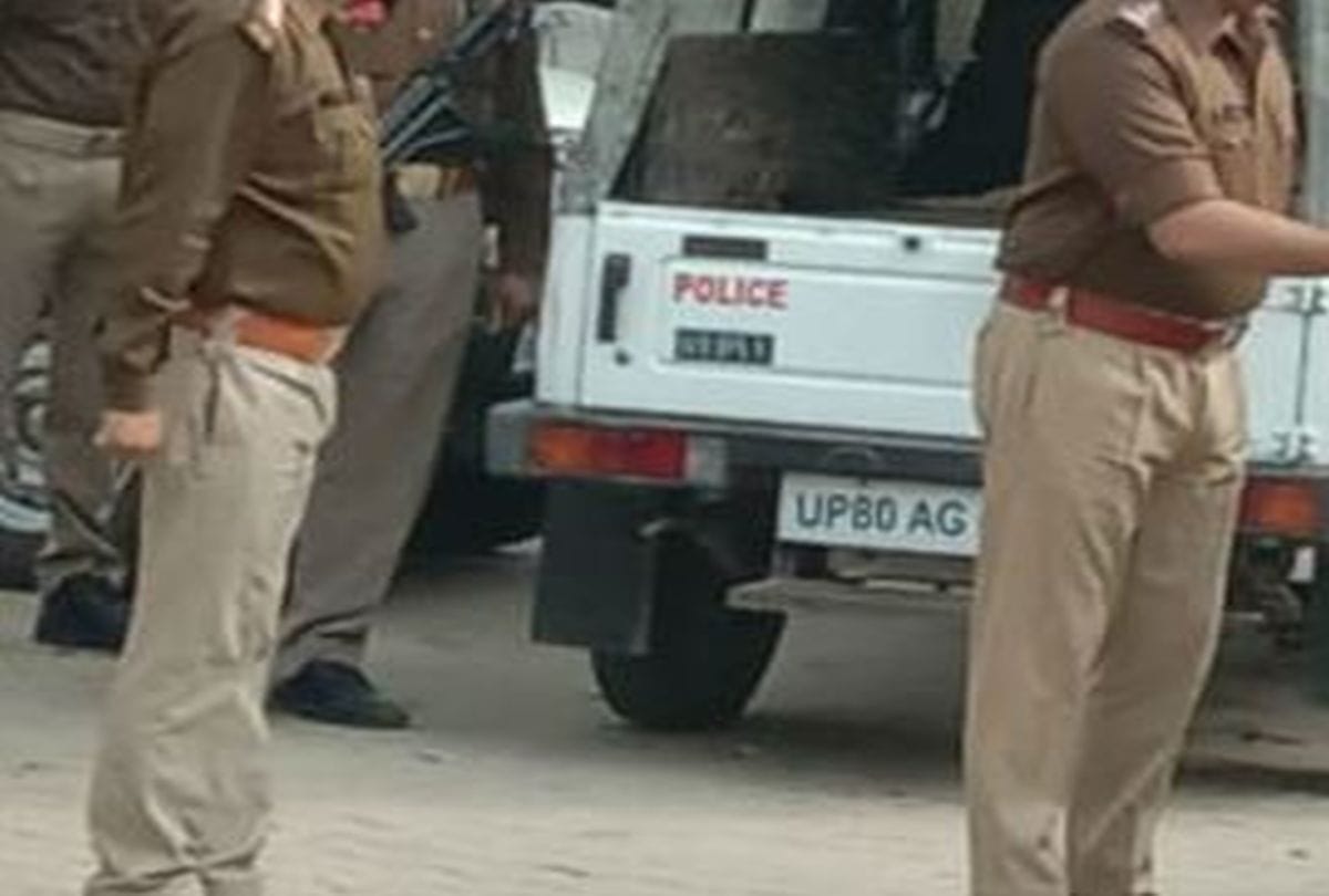 lady police inspector parked her car outside of ssp mathura