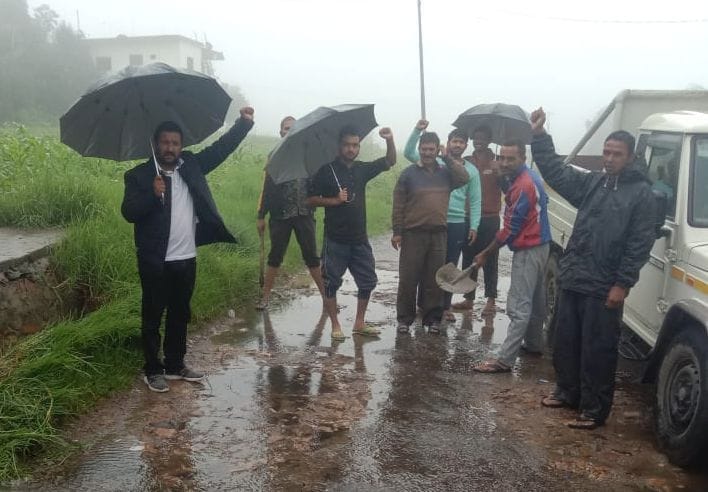 ???????? ????????? ?? Angry villagers protest against Loniv