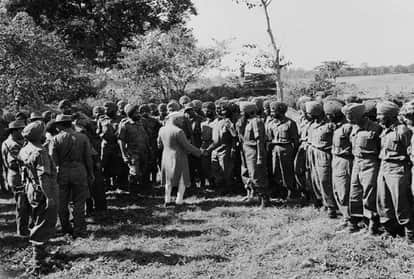 भारतीय सेना से हाथ मिलाते तत्कालीन प्रधानमंत्री जवाहर लाल नेहरू