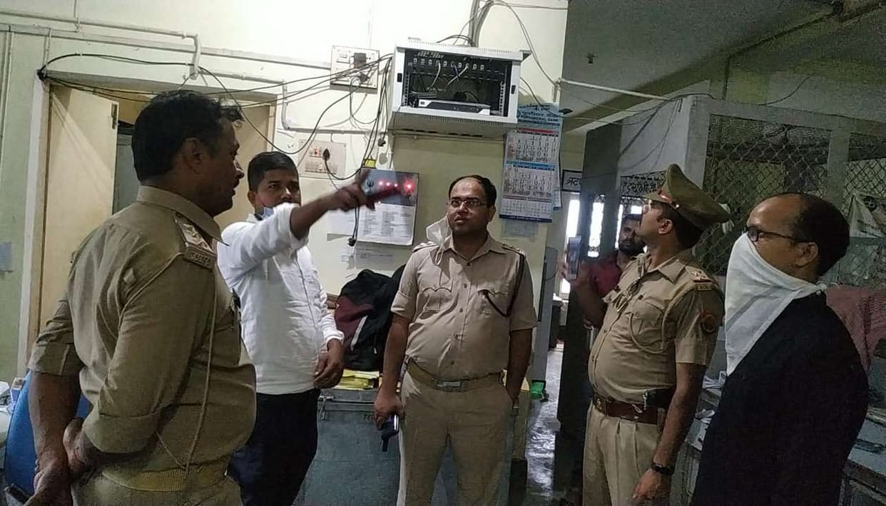 Thieves entered Purvanchal bank, could not break the vault