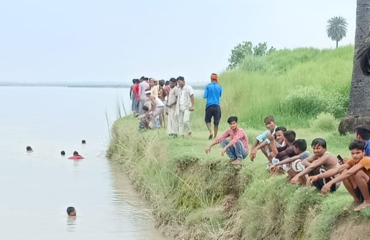 Young man jumped in Ganges in Farrukhabad, divers are searching