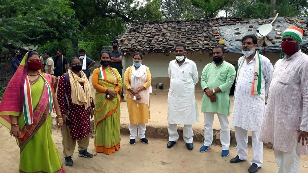 bharatakoop pahunche kaangresee neta, peedit parivaar mein sannaata chha gaya