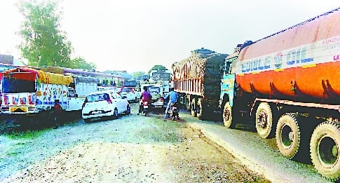 Hulasangra crossing was closed for five hours, hundreds of vehicles stuck in jam